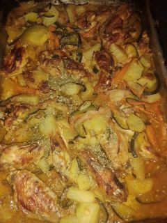 Una foto de Alitas al horno con vegetales 🥰