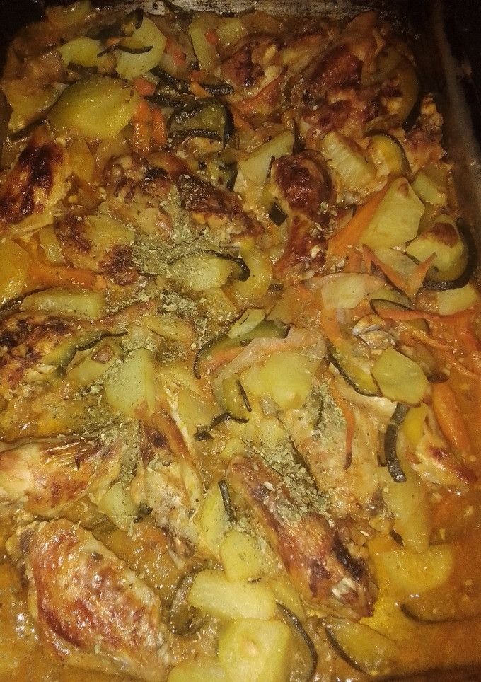 Una foto de Alitas al horno con vegetales 🥰