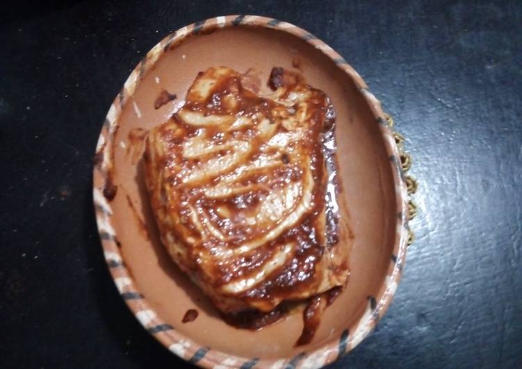 Pierna adobada a los tres chiles con especias, licor de anís y pulque  Correa