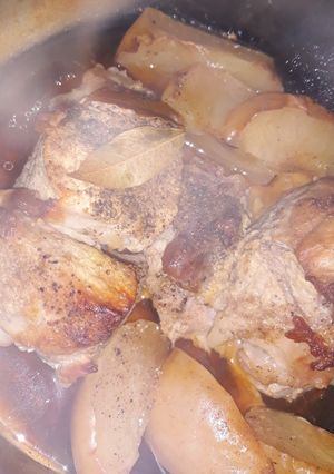 Фото Запеченное мясо с яблоками и черносливом.