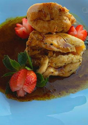 Una foto de Pechuga rellena de mandarina, bañada en una reducción de naranja