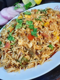 बॉम्बे स्टाइल तवा पुलाव (bombay style tawa pulao recipe in Hindi) रेसिपी मुख्य फोटो