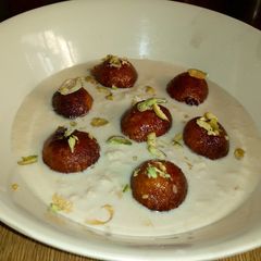 A picture of Gulabjamun in rabri.