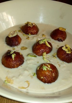 A picture of Gulabjamun in rabri.