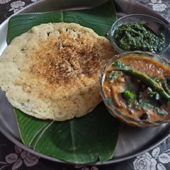 A picture of Dosa sambhar.