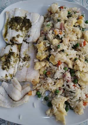 Una foto de Rosada a la plancha o brasa con arroz tres delicias rápido