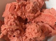 Una foto de helado de frutilla