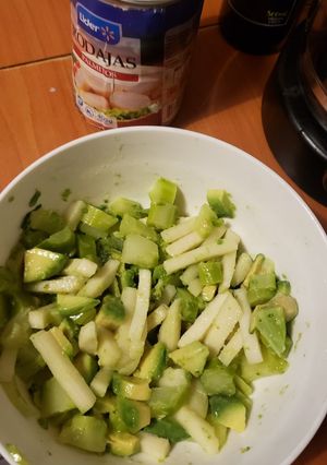 Una foto de Ensalada de tallos de brócoli, palmito y palta
