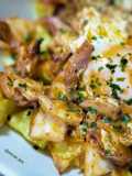 Patatas con pota y huevo en tomate