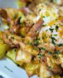 Patatas con pota y huevo en tomate