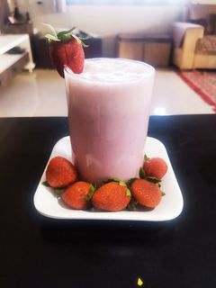 સ્ટ્રોબેરી થીક શેક (Strawberry Thick Shake Recipe In Gujarati) રેસીપી મુખ્ય ફોટો