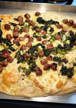 Foto di Pizza integrale salsiccia e friarielli