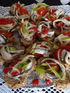 Una foto de Tostas de boquerones