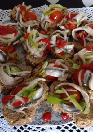 Una foto de Tostas de boquerones