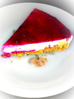 Una foto de Tarta de queso fácil con mermelada de pitahaya y fresas👌😋🤤