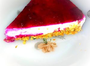 Una foto de Tarta de queso fácil con mermelada de pitahaya y fresas👌😋🤤