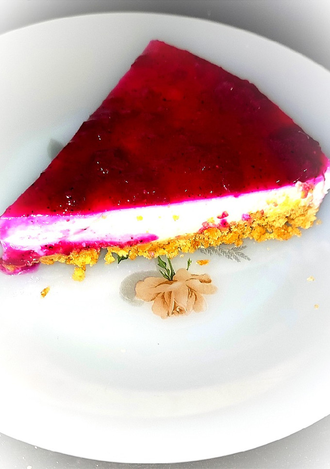Una foto de Tarta de queso fácil con mermelada de pitahaya y fresas👌😋🤤