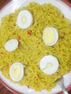 Dafadukkan indomie da kwai ainihin hoton girkin