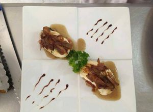 Una foto de Lomo de cerdo, con capa de mozzarella en salsa de cebolla.