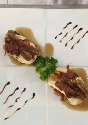 Una foto de Lomo de cerdo, con capa de mozzarella en salsa de cebolla.