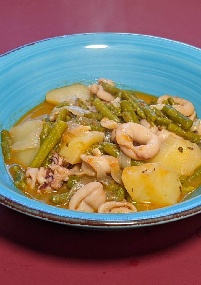 Una foto de Calamares picantones con patatas y trigueros