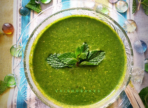 A picture of Mint Peanut Coriander Chutney.