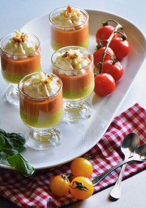 Foto di Gelo di pomodori con mousse di ricotta di bufala