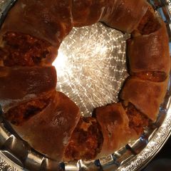 A picture of Saucy chicken bread ring.