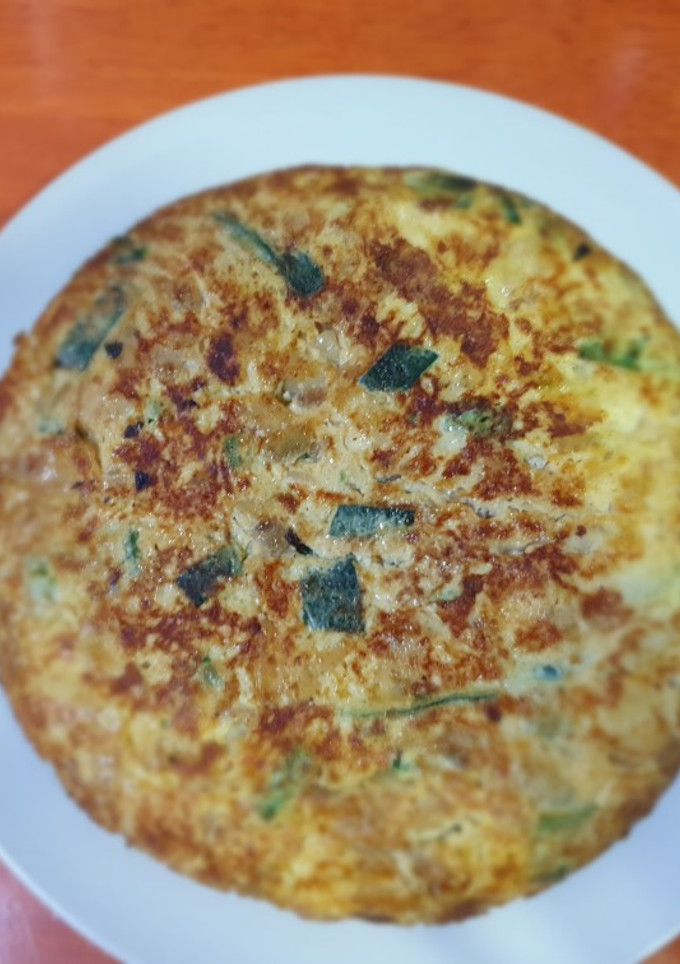 Una foto de Tortilla de calabacín y cebolla