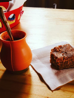Una foto de Bizcochuelo de dulce de leche y coco rallado