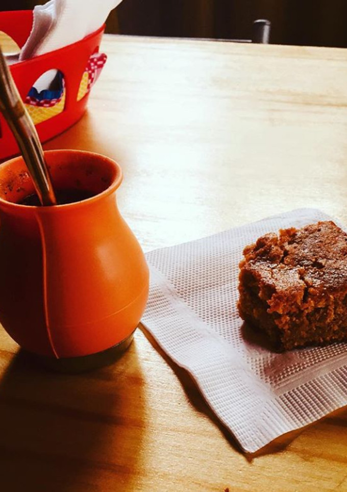 Una foto de Bizcochuelo de dulce de leche y coco rallado
