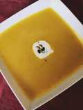 Soupe au potimarron au safran et à l’orange avec ses graines de courges caramélisées