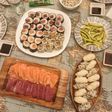 Sashimi, sushi, California rolls, Maki de atún y Maki de salmón