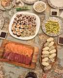Sashimi, sushi, California rolls, Maki de atún y Maki de salmón