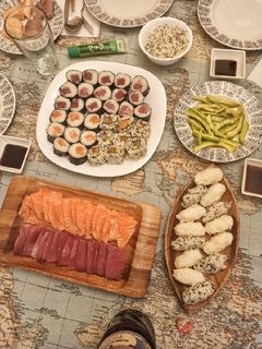 Una foto de Sashimi, sushi, California rolls, Maki de atún y Maki de salmón