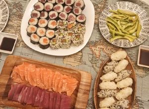 Una foto de Sashimi, sushi, California rolls, Maki de atún y Maki de salmón