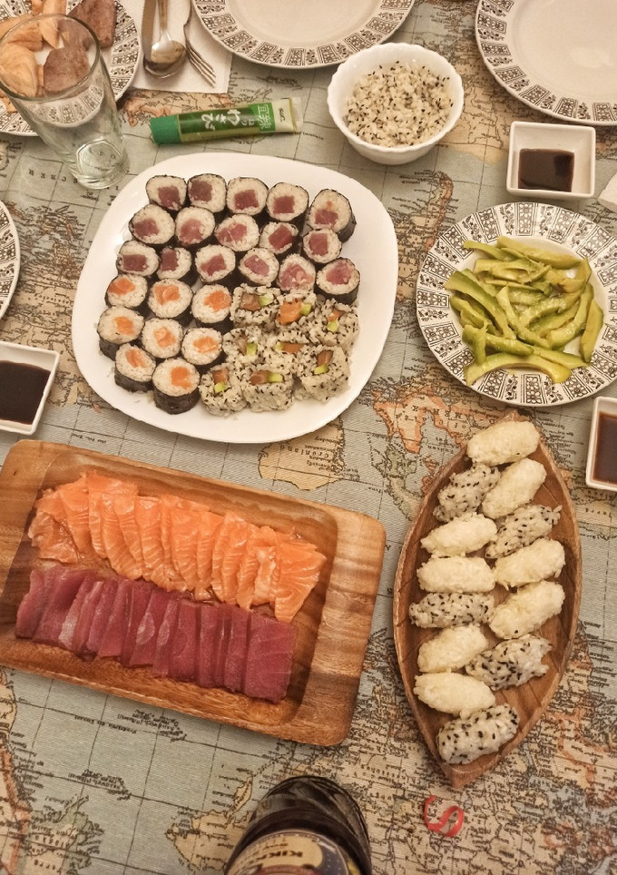 Una foto de Sashimi, sushi, California rolls, Maki de atún y Maki de salmón