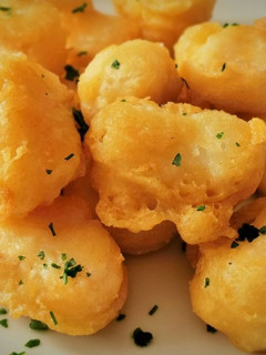 Una foto de Bocaditos de bacalao en tempura con miel