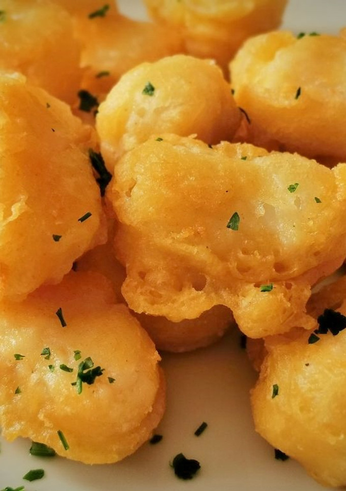 Una foto de Bocaditos de bacalao en tempura con miel