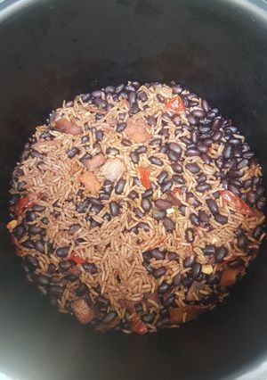 Una foto de Moros y cristianos o Arroz Congrí