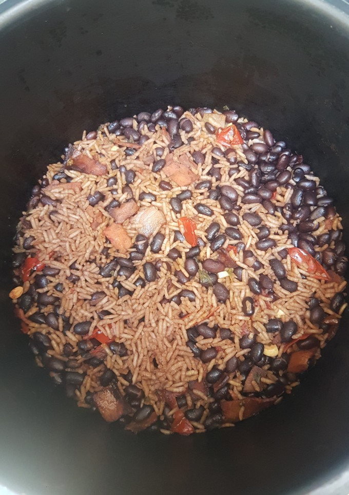 Una foto de Moros y cristianos o Arroz Congrí