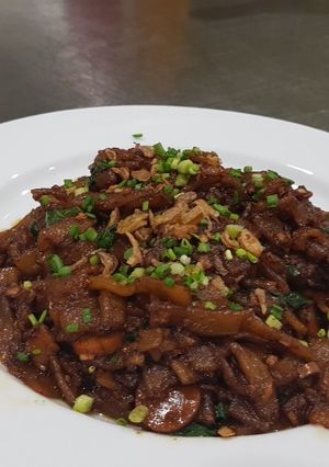 A picture of Fried Kwetiaw with Sausages.