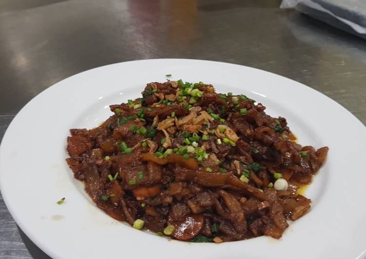 Fried Kwetiaw with Sausages