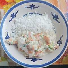 A picture of Pollo, camarón y verduras a la crema.