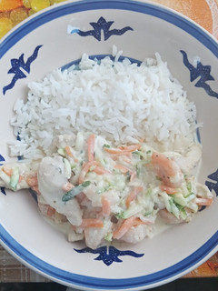 Una foto de Pollo, camarón y verduras a la crema