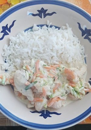 Una foto de Pollo, camarón y verduras a la crema