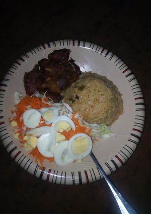 A picture of Jellop rice & spaghetti with vegetables & meat.