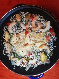 Una foto de Cazuela de Gallo, con gulas y gambas