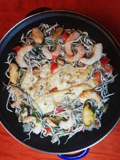 Una foto de Cazuela de Gallo, con gulas y gambas