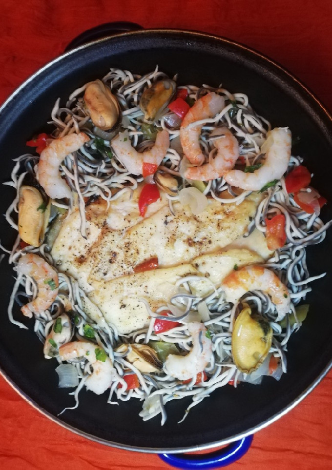 Una foto de Cazuela de Gallo, con gulas y gambas